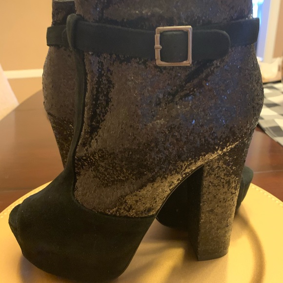 Clutch and booties set REDUCE!!!! - Picture 3 of 7